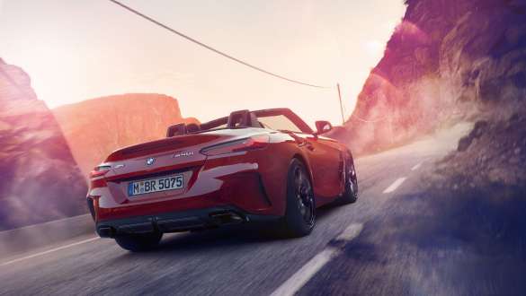 BMW Z4 Roadster promjenjivo sportsko upravljanje Stražnji prikaz BMW-a Z4 Roadster u vožnji u planinama