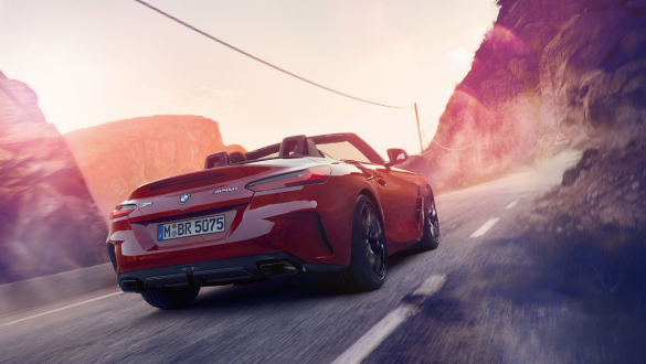 BMW Z4 Roadster promjenjivo sportsko upravljanje Stražnji prikaz BMW-a Z4 Roadster u vožnji u planinama
