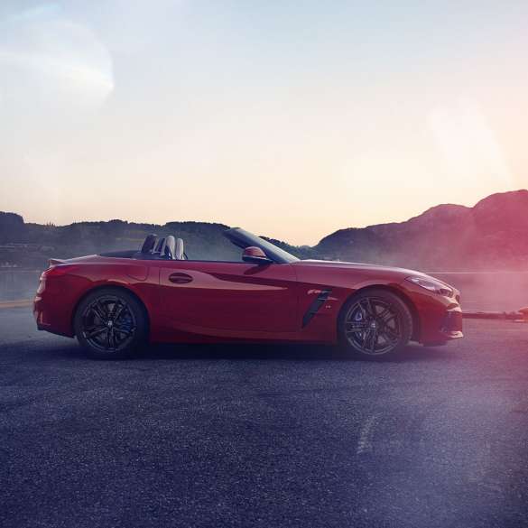 Bočni prikaz BMW-a Z4 Roadster Bočni prikaz BMW-a Z4 Roadster u planinskom okružju