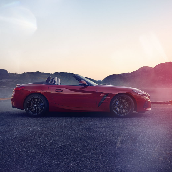 Bočni prikaz BMW-a Z4 Roadster Bočni prikaz BMW-a Z4 Roadster u planinskom okružju