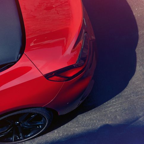 Stražnji kraj i stražnji kotači BMW-a Z4 Roadster Pogled na stražnji kraj i stražnje kotače BMW-a Z4 Roadster iz ptičje perspektive