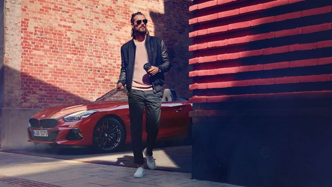BMW Z4 Roadster u sporednoj ulici Muškarac u sporednoj ulici ispred BMW-a Z4 Roadster