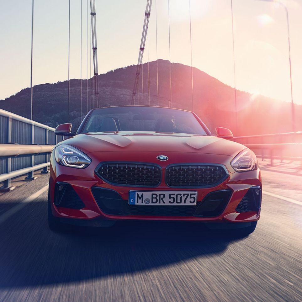 BMW Z4 Roadster na mostu Prikaz prednjeg kraja BMW-a Z4 Roadster na mostu