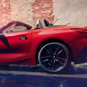 Bočni prikaz BMW-a Z4 Roadster Bočni prikaz BMW-a Z4 Roadster ispred zida od opeke