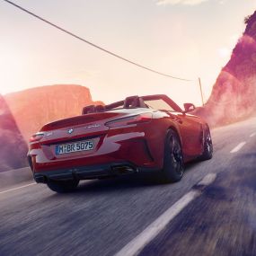 Stražnji prikaz BMW-a Z4 Roadster Stražnji prikaz BMW-a Z4 Roadster na planinskoj cesti