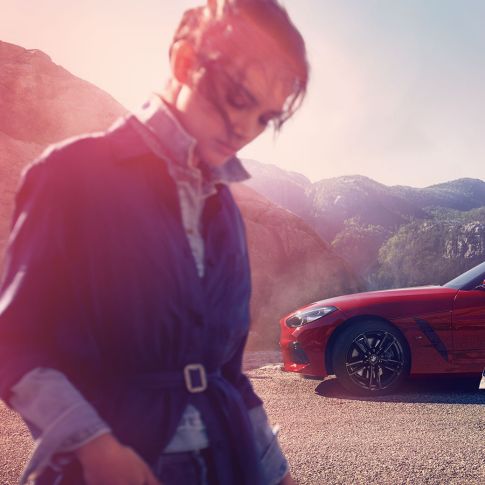 BMW Z4 Roadster ispred planinske pozadine Muškarac i žena i BMW Z4 Roadster ispred planinske pozadine
