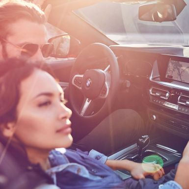 BMW Z4 Roadster sa ženom i muškarcem Tamnokosa žena i muškarac u BMW-u Z4 Roadster