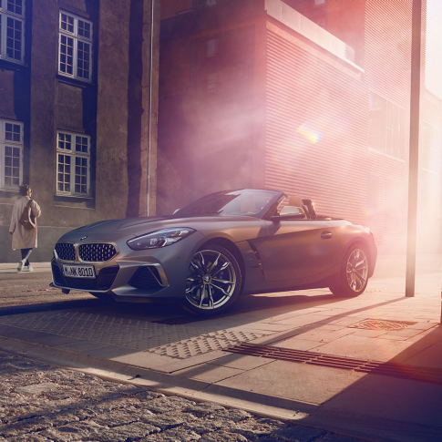 BMW Z4 Roadster na cesti Sivi BMW Z4 Roadster na cesti ispred kuće