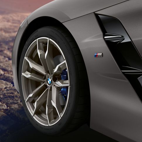 Prednji kotač sivog BMW-a Z4 Roadster Prednji kotač sivog BMW-a Z4 Roadster