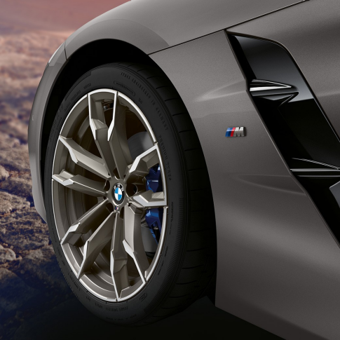 Prednji kotač sivog BMW-a Z4 Roadster Prednji kotač sivog BMW-a Z4 Roadster