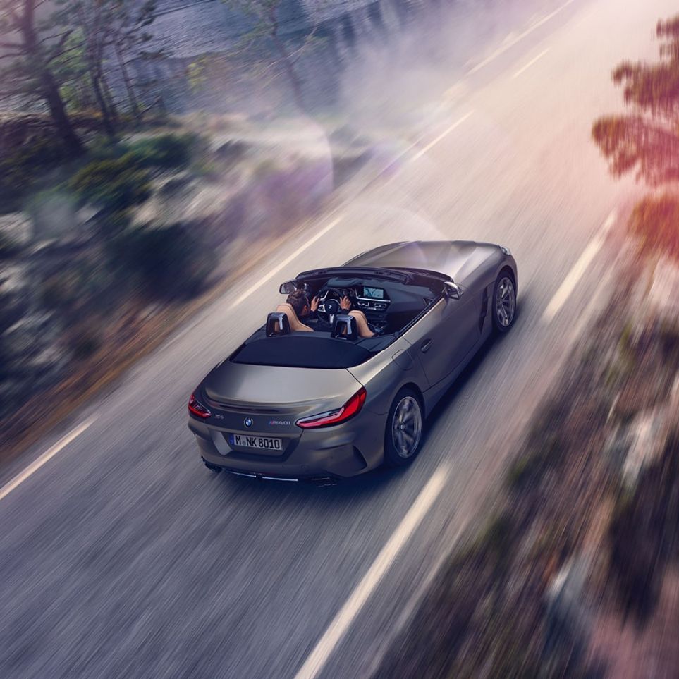Prikaz iz zraka BMW-a Z4 Roadster Prikaz iz zraka sivog BMW-a Z4 Roadster u pokretu