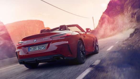 BMW Z4 Roadster (G29) promjenjivo sportsko upravljanje Vožnja BMW Z4 Roadster (G29) sa planinama u pozadini