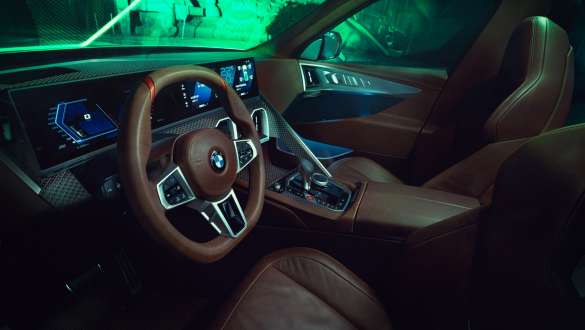 BMW Concept XM (G09) Kokpit pogled s boka suvozača izbliza na centralnu konzolu BMW Concept XM (G09) Kokpit pogled s boka suvozača izbliza na centralnu konzolu