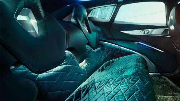 BMW Concept XM (G09) unutrašnjost pogled na stražnji Lounge izbliza BMW Concept XM (G09) unutrašnjost pogled na stražnji Lounge izbliza