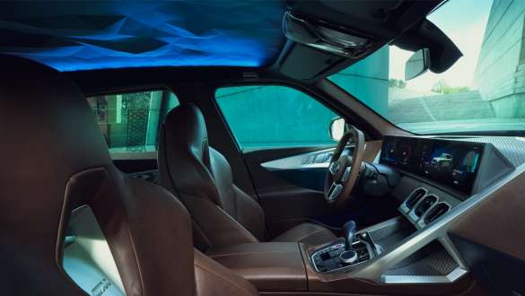 BMW Concept XM (G09) unutrašnjost pogled s boka izbliza na oblogu krova BMW Concept XM (G09) unutrašnjost pogled s boka izbliza na oblogu krova