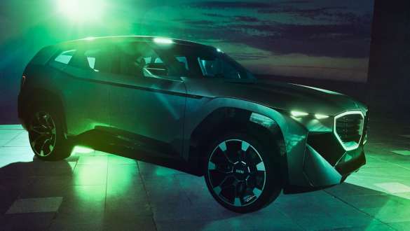 BMW Concept XM (G09) Tročetvrtinski pogled s boka u vožnji BMW Concept XM (G09) Tročetvrtinski pogled s boka u vožnji