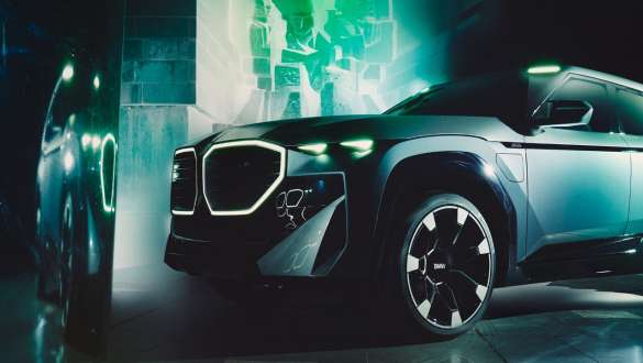 BMW Concept XM (G09) Pogled sprijeda u vožnji BMW Concept XM (G09) Pogled sprijeda u vožnji