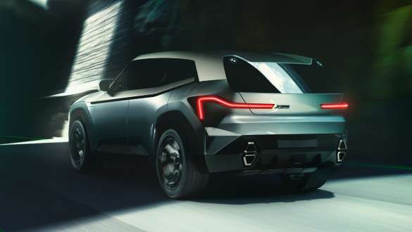 BMW Concept XM (G09) Tročetvrtinski pogled straga u vožnji BMW Concept XM (G09) Tročetvrtinski pogled straga u vožnji