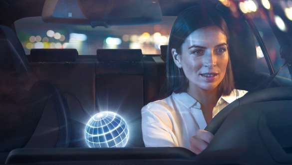BMW Intelligent Personal Assistant prirodna interakcija Žena priča BMW Intelligent Personal Assistantu dok vozi svoj BMW