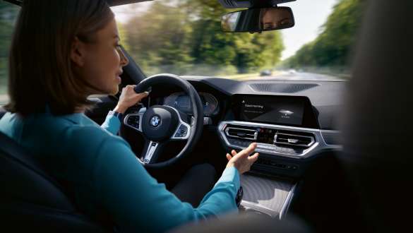 BMW Intelligent Personal Assistant auto stručnjak BMW Intelligent Personal Assistant auto stručnjak žena vozi BMW