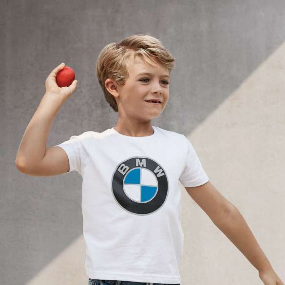 BMW Kids kolekcija. Dječak nosi dio iz BMW Kids kolekcije.