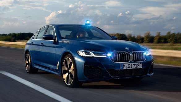 BMW serije 7 G12LCI sigurnosno vozilo BMW serije 7 G12LCI sigurnosno vozilo 2/3 pogled sprijeda u vožnji na cesti