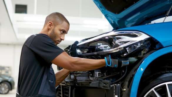 BMW stručnjak polira automobil BMW Repair & Care BMW stručnjak polira automobil