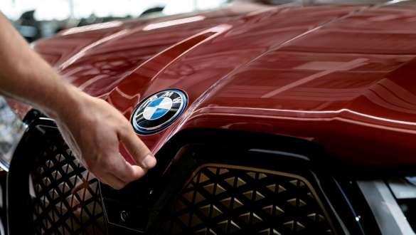Kontrola i održavanje BMW vozila Ruka za provjere i održavanje BMW vozila na BMW poklopcu motora