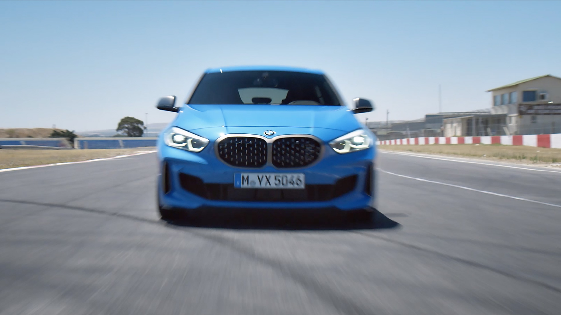 Snimka BMW-a serije 1 prilikom vožnje. Snimka BMW-a serije 1 u scenama dinamične vožnje.
