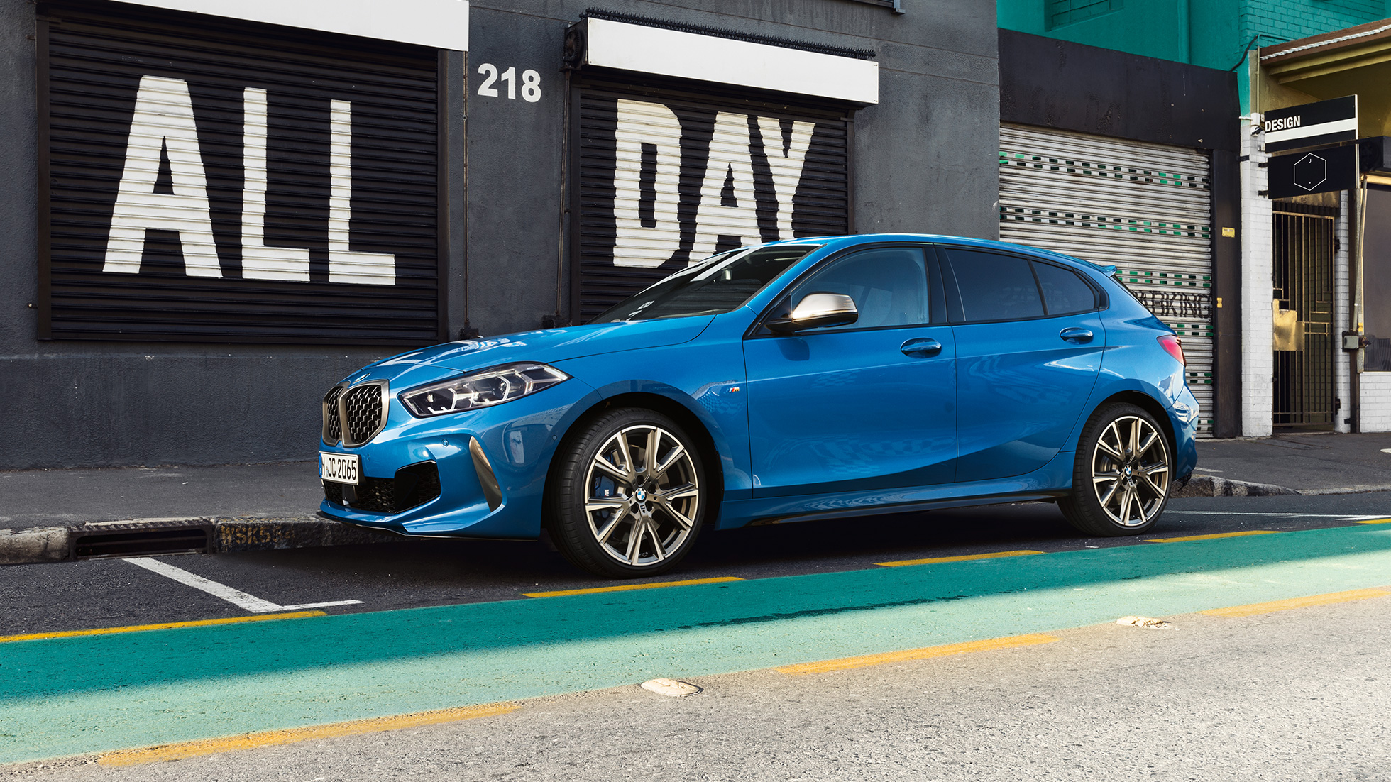 Parkiranje BMW-a serije 1. BMW serije 1 u Misano Blue metalik boji, bočni prikaz na parkiralištu.