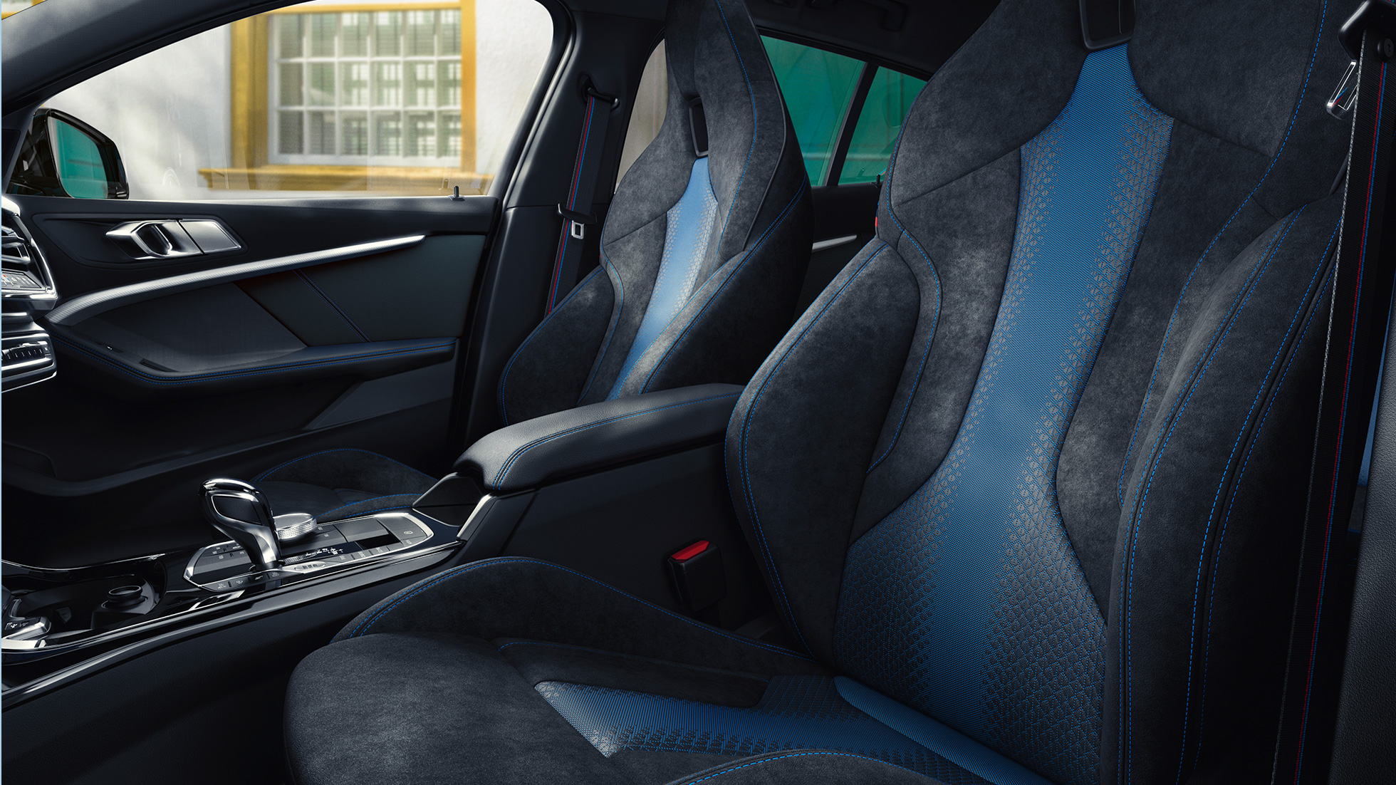 M Sport sjedala. Ergonomski oblikovana M Sport sjedala u BMW-u serije 1 s kontrastnim prošivima i integriranim naslonom za glavu.
