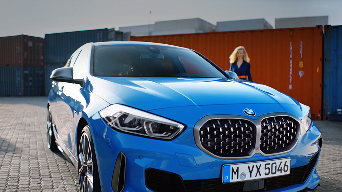 BMW Intelligent Personal Assistant. BMW serije 1 s BMW Intelligent Personal Assistant glasovnim upravljanjem.