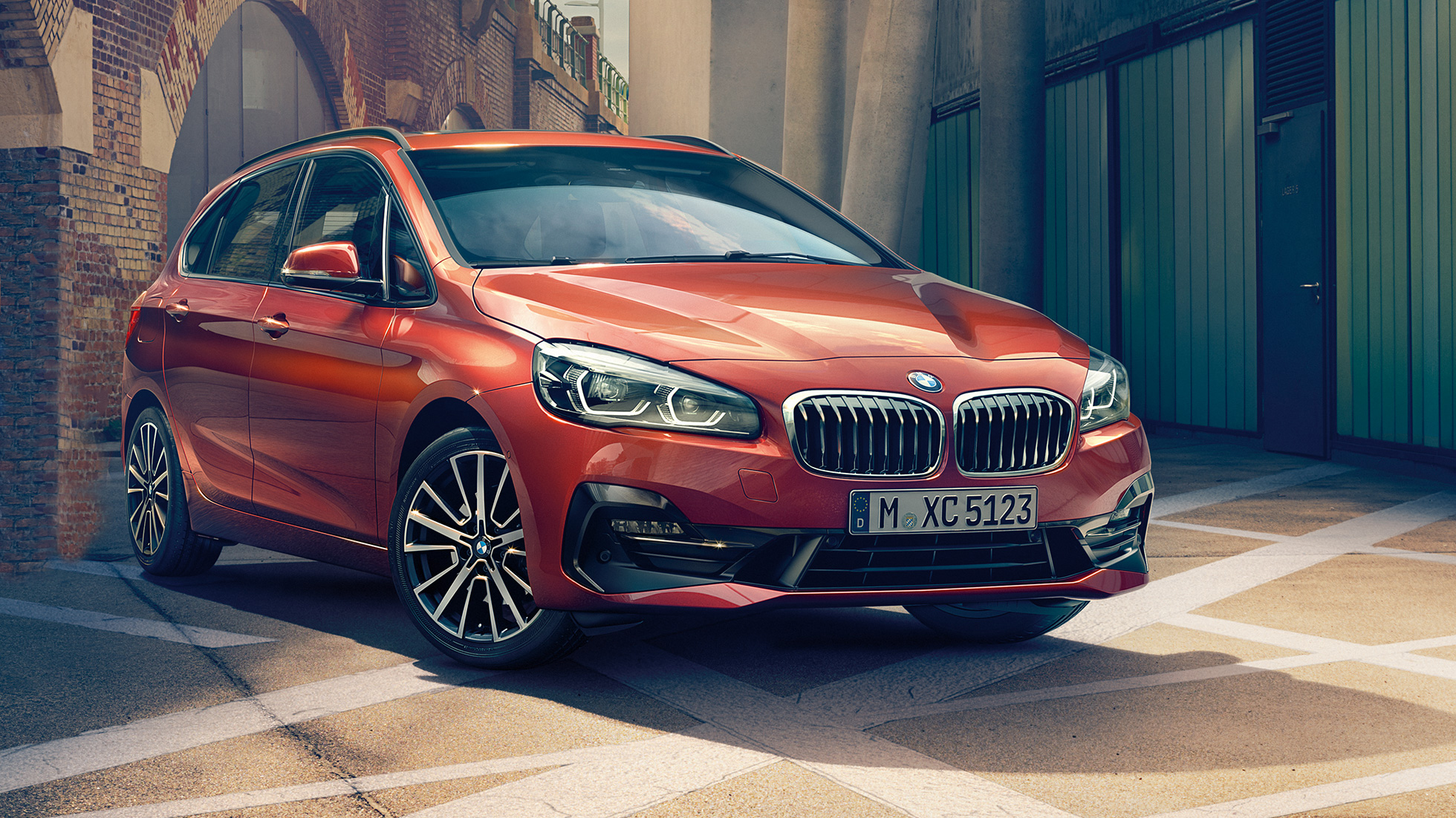 Vanjština BMW-a serije 2 Active Tourer Tročetvrtinski prikaz prednjeg kraja BMW-a serije 2 Active Tourer F45 Facelift 2018 Sunset Orange metalik boje parkiranog u uličici