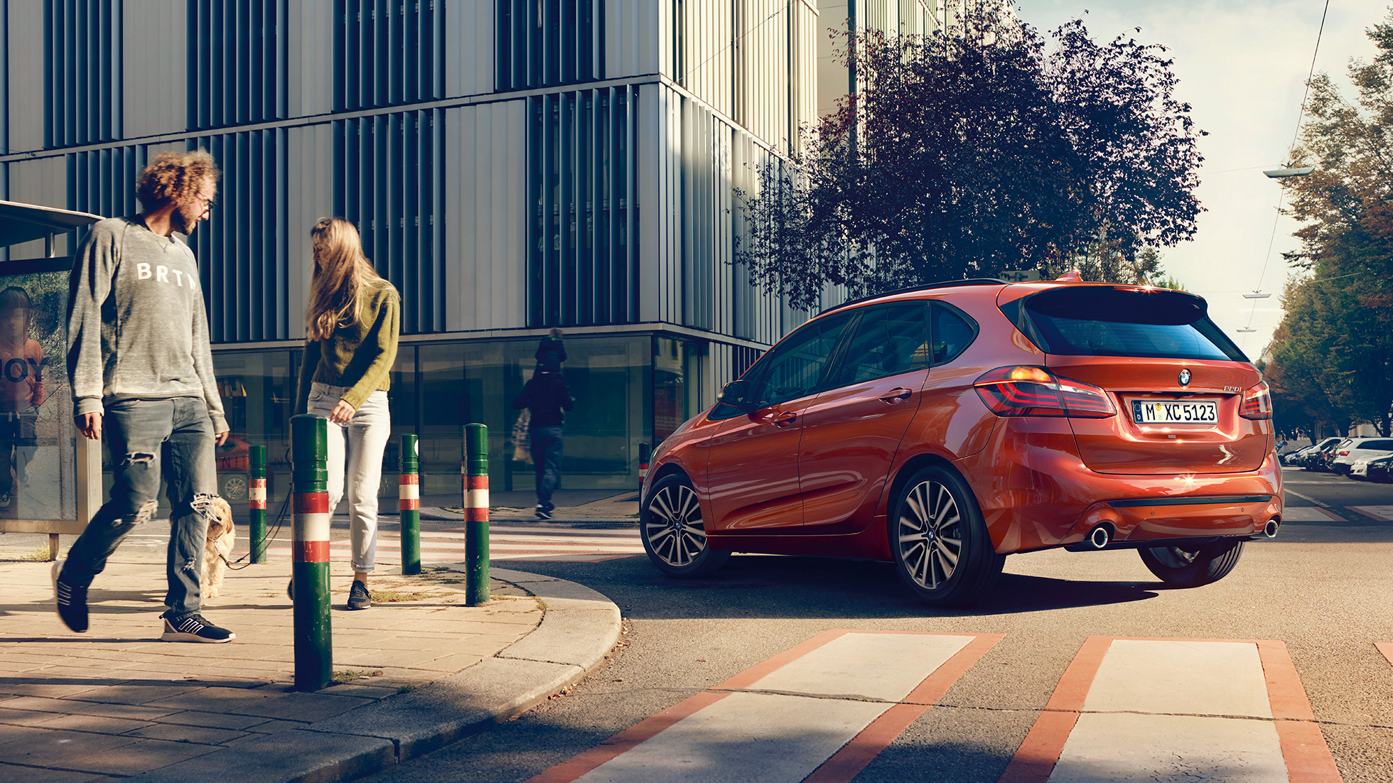 Vozna dinamika BMW-a serije 2 Active Tourer Tročetvrtinski prikaz stražnjeg kraja BMW-a serije 2 Active Tourer 220i 2018 F45 Sunset Orange metalik boje