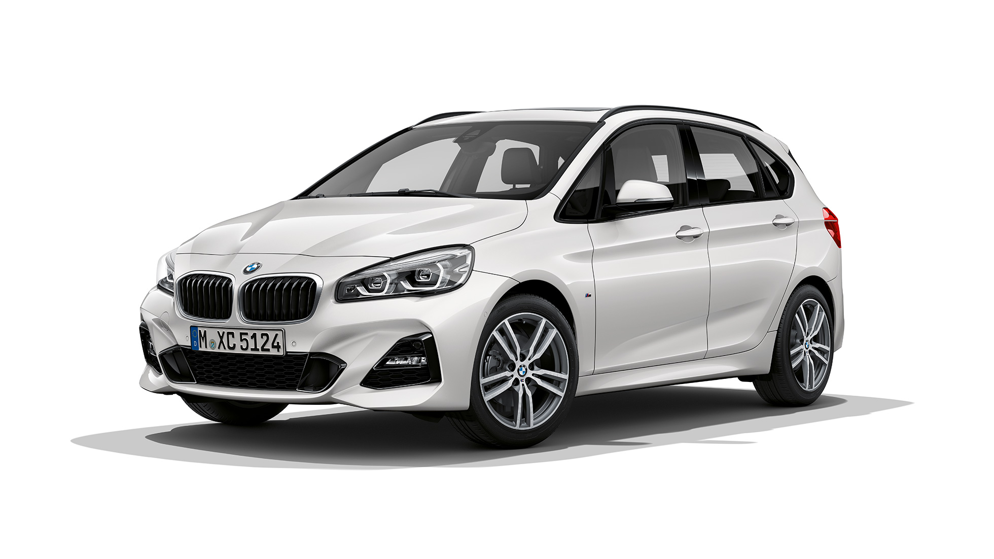 BMW serije 2 Active Tourer Model M Sport Tročetvrtinski prikaz prednjeg kraja BMW-a serije 2 Active Tourer 220d xDrive Model M Sport F45 2018 Mineral White metalik boje