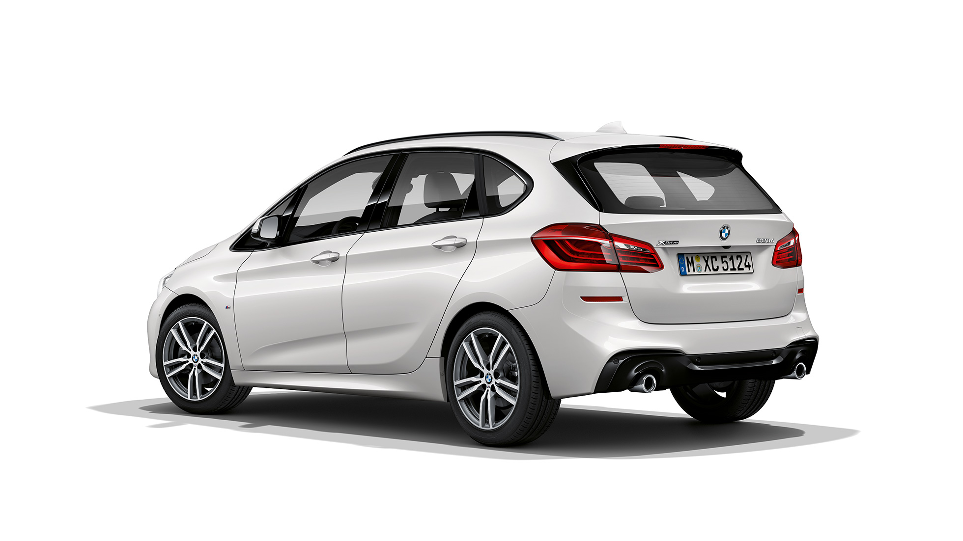 Tročetvrtinski prikaz stražnjeg kraja BMW-a serije 2 Active Tourer Model M Sport Tročetvrtinski prikaz stražnjeg kraja BMW-a serije 2 Active Tourer 220d xDrive Model M Sport F45 2018 Mineral White metalik boje