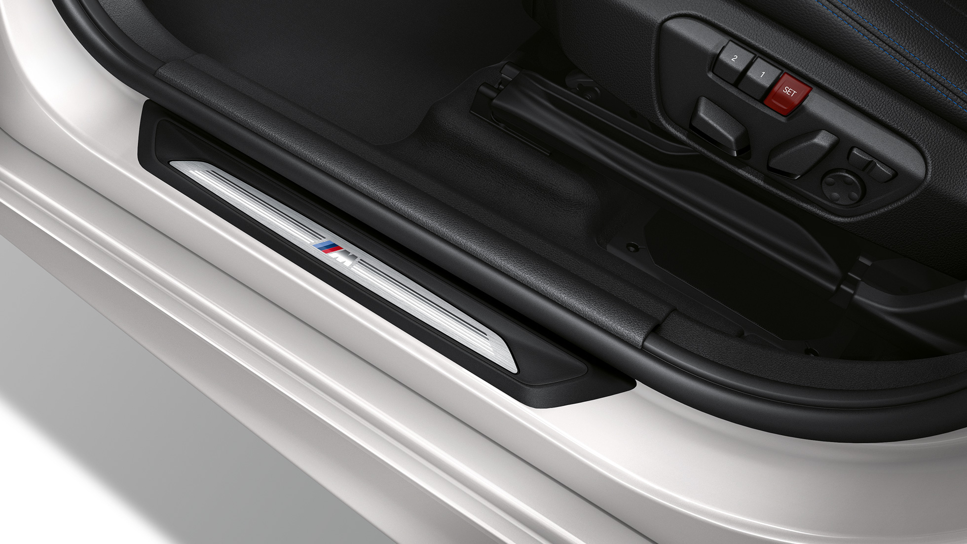 Gazišta pragova vrata BMW-a serije 2 Active Tourer Model M Sport Vanjština s gazištima pragova vrata BMW-a serije 2 Active Tourer 220d xDrive Model M Sport F45 2018 Mineral White metalik boje
