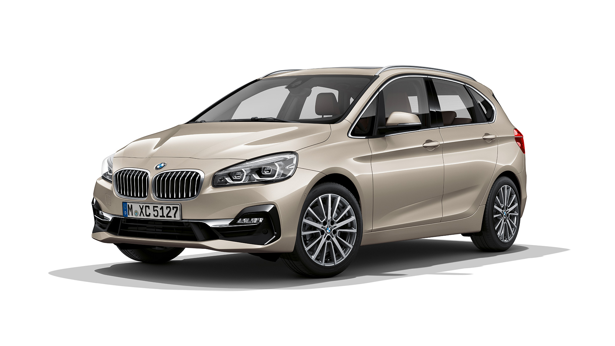 Tročetvrtinski prikaz prednjeg kraja BMW-a serije 2 Active Tourer Model Luxury Line Tročetvrtinski prikaz prednjeg kraja BMW-a serije 2 Active Tourer Model Luxury Line 225i xDrive F45 2018 Jucaro Beige metalik boje