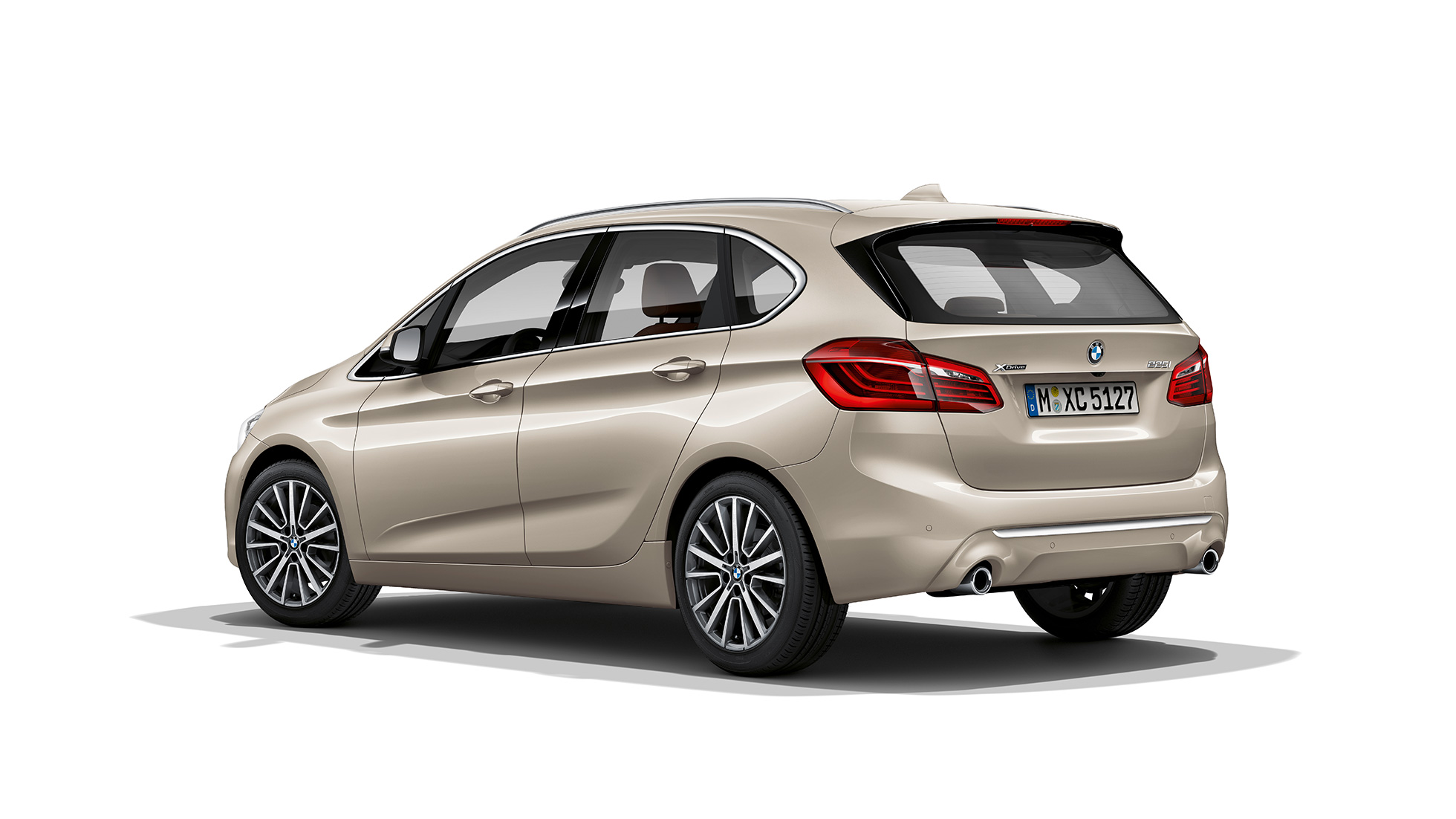 Tročetvrtinski prikaz stražnjeg kraja BMW-a serije 2 Active Tourer Model Luxury Line Tročetvrtinski prikaz stražnjeg kraja BMW-a serije 2 Active Tourer Model Luxury Line 225i xDrive F45 2018 Jucaro Beige metalik boje