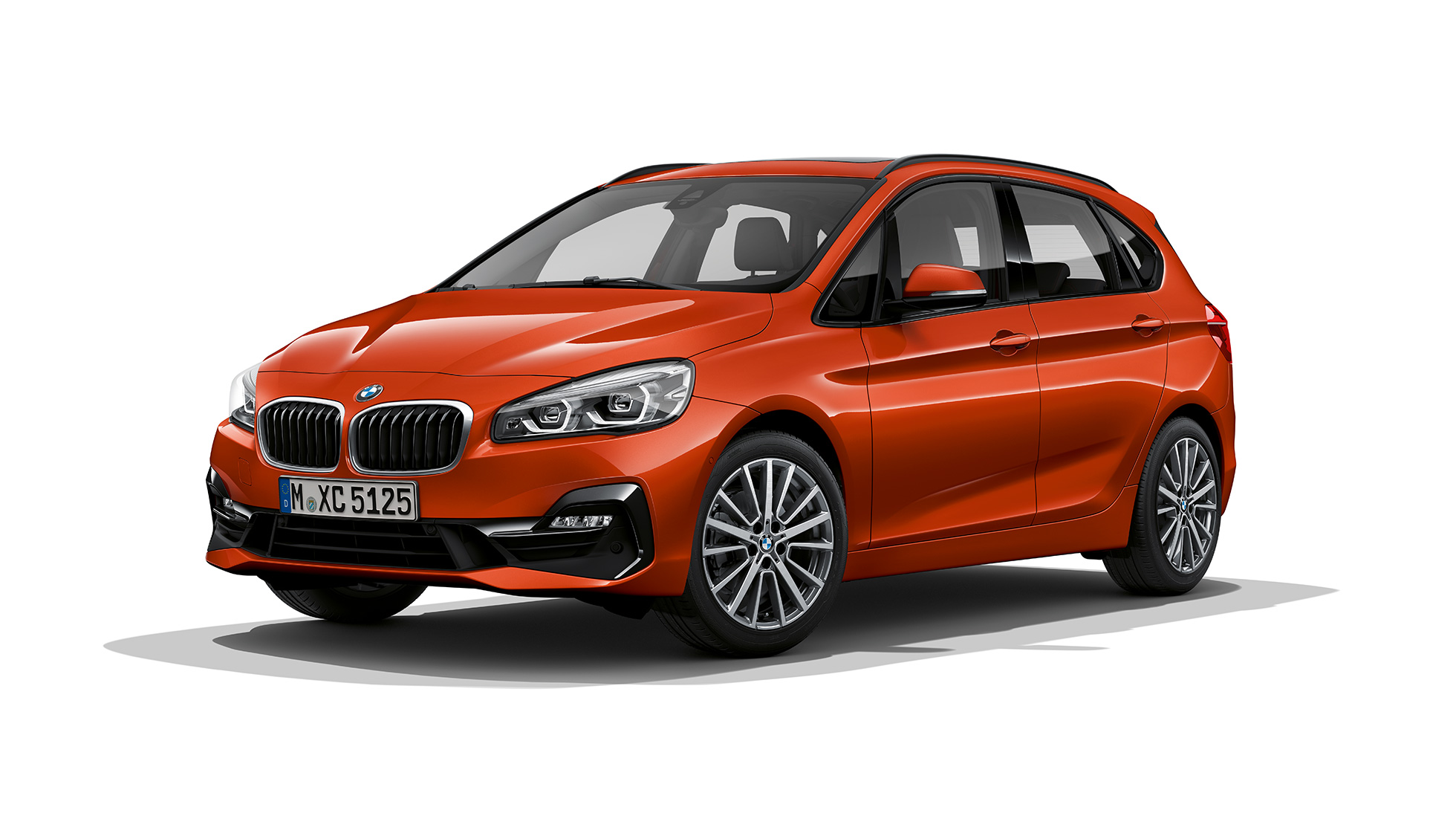 Tročetvrtinski prikaz prednjeg kraja BMW-a serije 2 Active Tourer Model Sport Line Tročetvrtinski prikaz prednjeg kraja BMW-a serije 2 Active Tourer Model Sport Line 220i F45 2018 Sunset Orange metalik boje