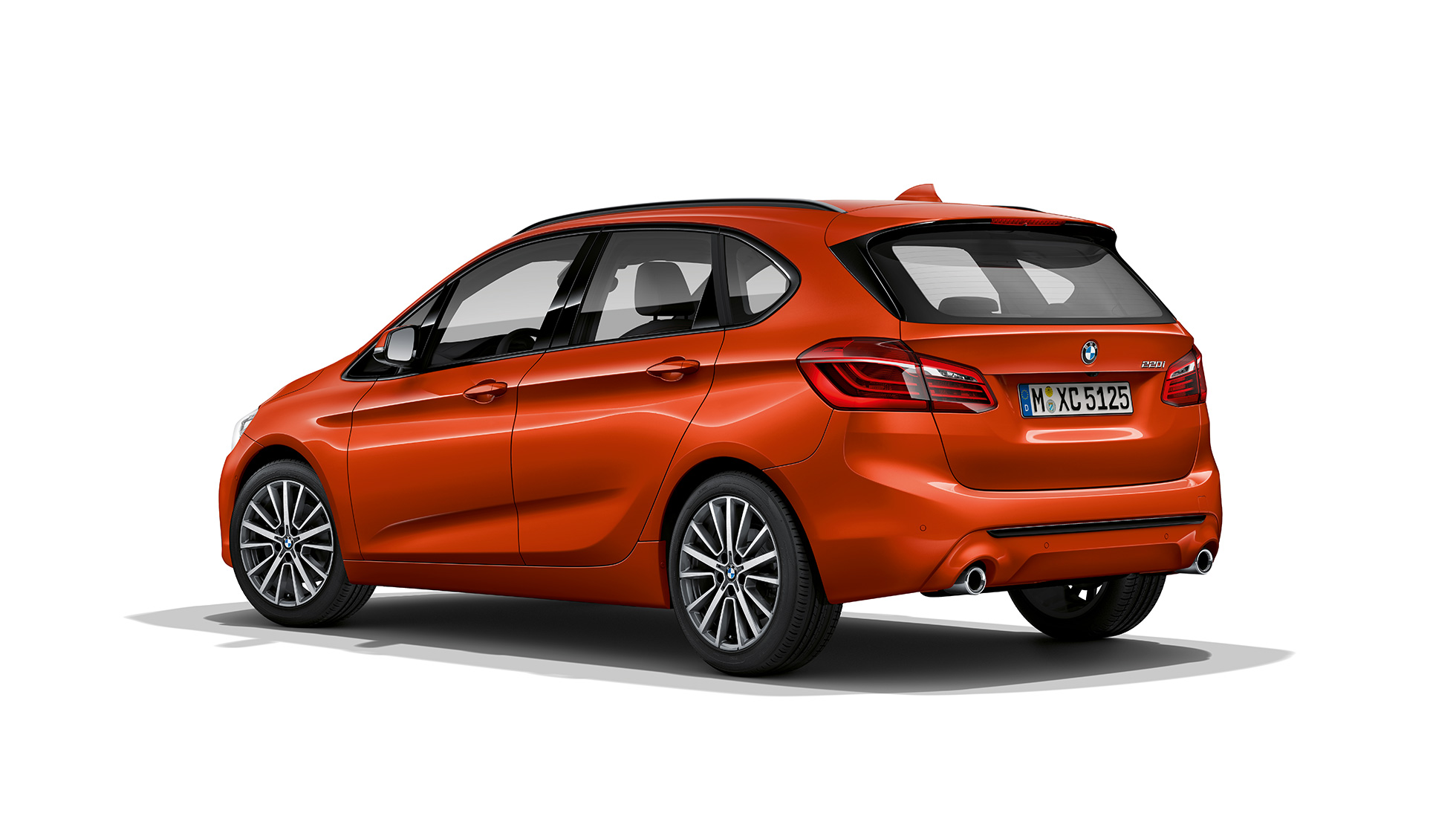 Tročetvrtinski prikaz stražnjeg kraja BMW-a serije 2 Active Tourer Model Sport Line Tročetvrtinski prikaz stražnjeg kraja BMW-a serije 2 Active Tourer Model Sport Line 220i F45 2018 Sunset Orange metalik boje