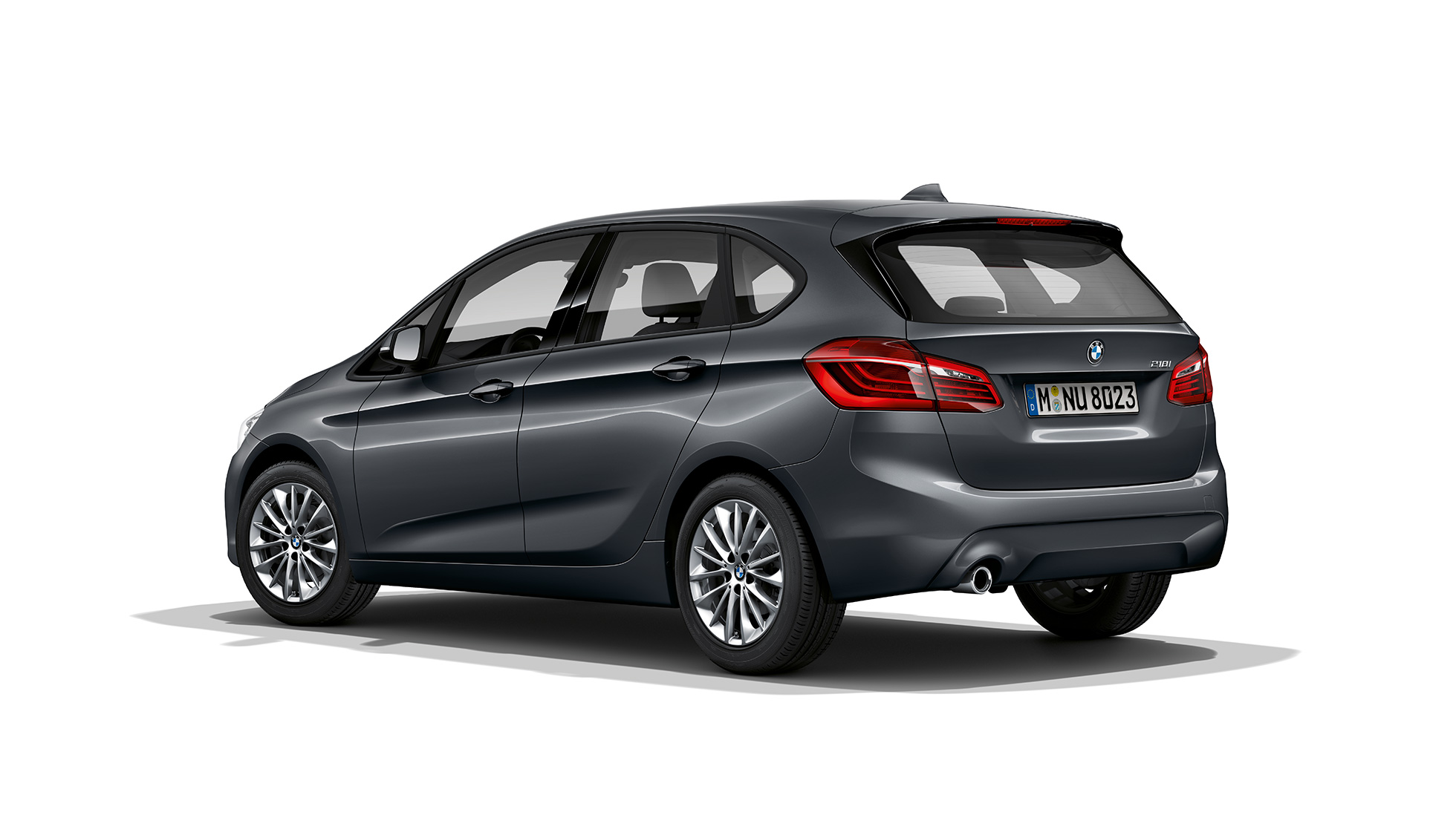 Tročetvrtinski prikaz stražnjeg kraja BMW-a serije 2 Active Tourer Model Advantage Tročetvrtinski prikaz stražnjeg kraja BMW-a serije 2 Active Tourer 218i F45 2018 Mineral Grey metalik boje