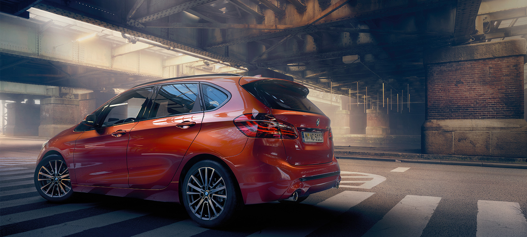 Bočni prikaz BMW-a serije 2 Active Tourer Bočni prikaz BMW-a serije 2 Active Tourer F45 Facelift 2018 Sunset Orange metalik boje u hali