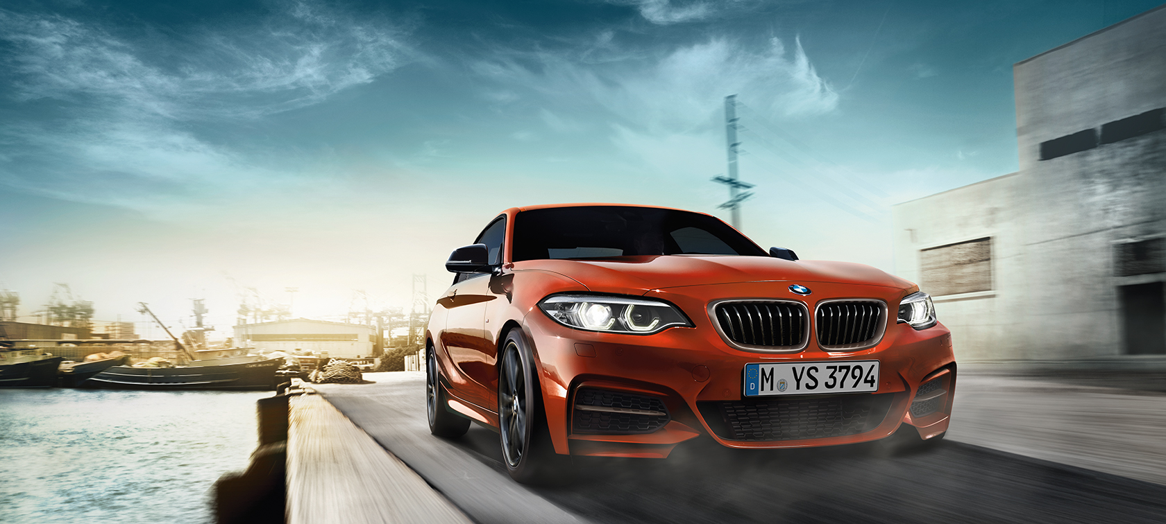 BMW serije 2 Coupé, tročetvrtinski prednji prikaz prilikom vožnje BMW serije 2 Coupé, tročetvrtinski prednji prikaz prilikom vožnje.