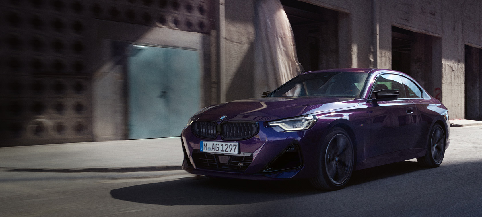 BMW serije 2 Coup&eacute; G42 2024 Thundernight metalik tročetvrtinski pogled sprijeda u vožnji