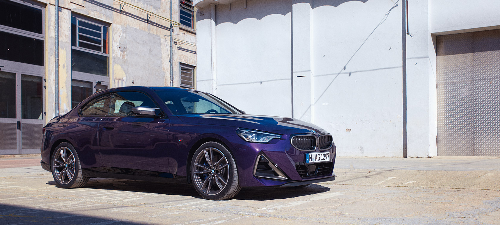 Tročetvrtinski pogled s boka BMW serije 2 Coupé G42 2021 BMW serije 2 Coupé G42 2021 Thundernight metalik tročetvrtinski pogled s boka u mirovanju ispred zgrade