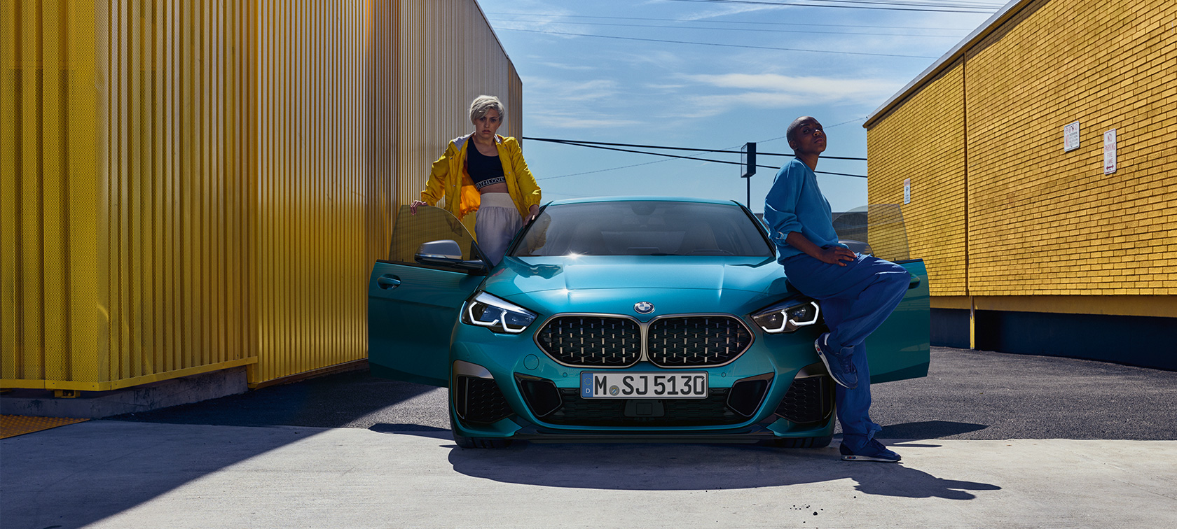 BMW serije 2 Gran Coupé prednji pogled sa otvorenim prednjim vratima BMW serije 2 Gran Coupé Snapper Rocks plava metalik F44 prednji pogled sa otvorenim prednjim vratima