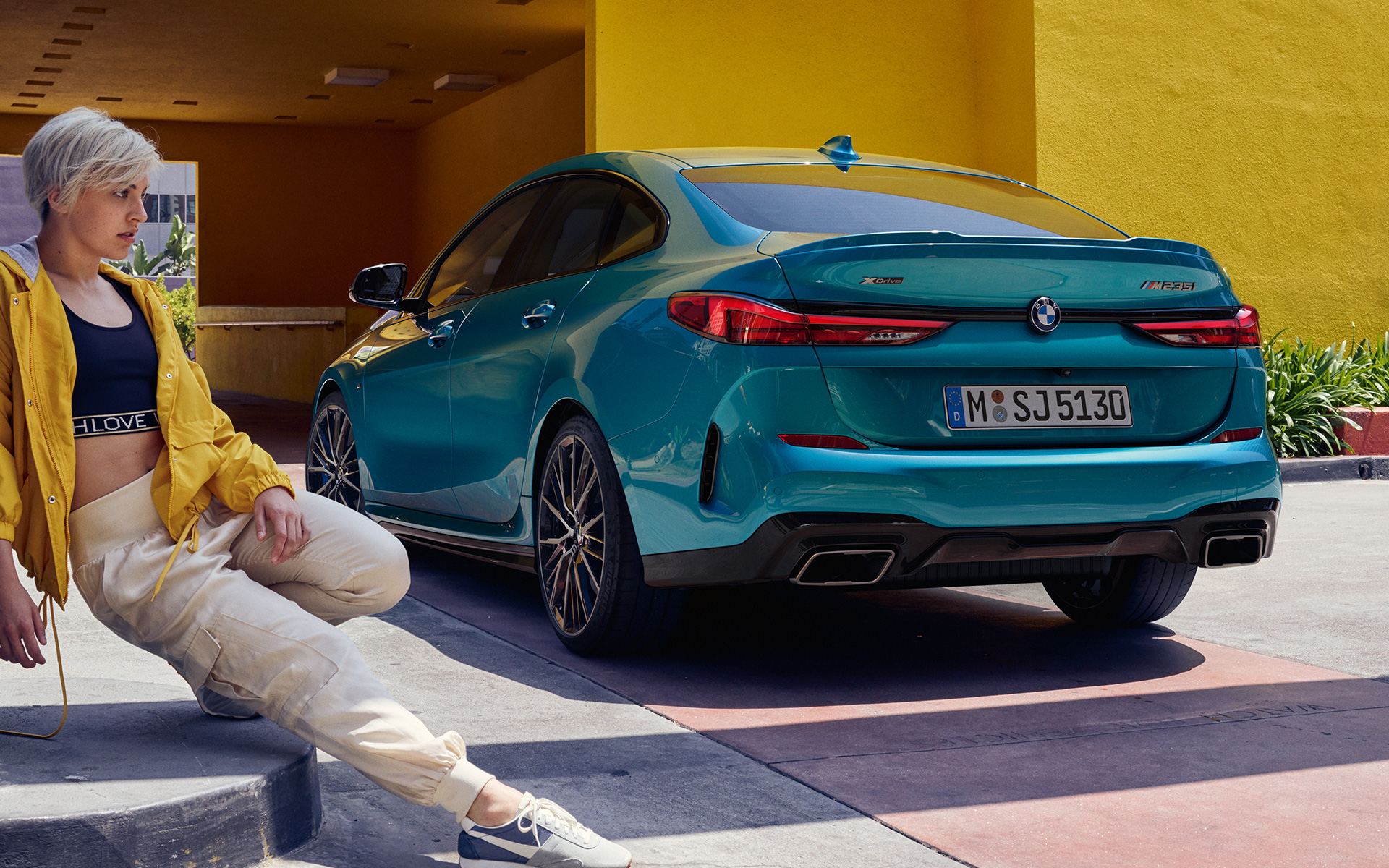 Snažni stražnji kraj BMW serije 2 Gran Coupé F44 Snapper Rocks Blue metalik tročetvrtinski pogled s boka
