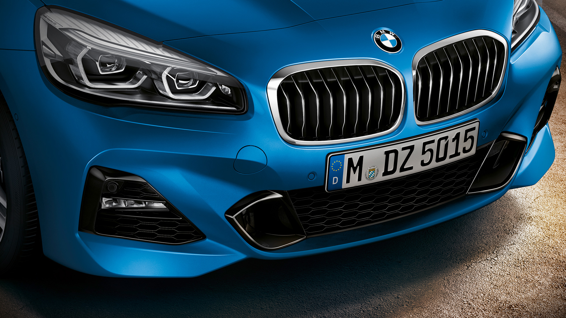 Dvostruka rešetka maske BMW-a serije 2 Gran Tourer Detaljan prikaz dvostruke rešetke maske BMW-a serije 2 Gran Tourer F46 Facelift 2018 Estoril Blau metalik boje