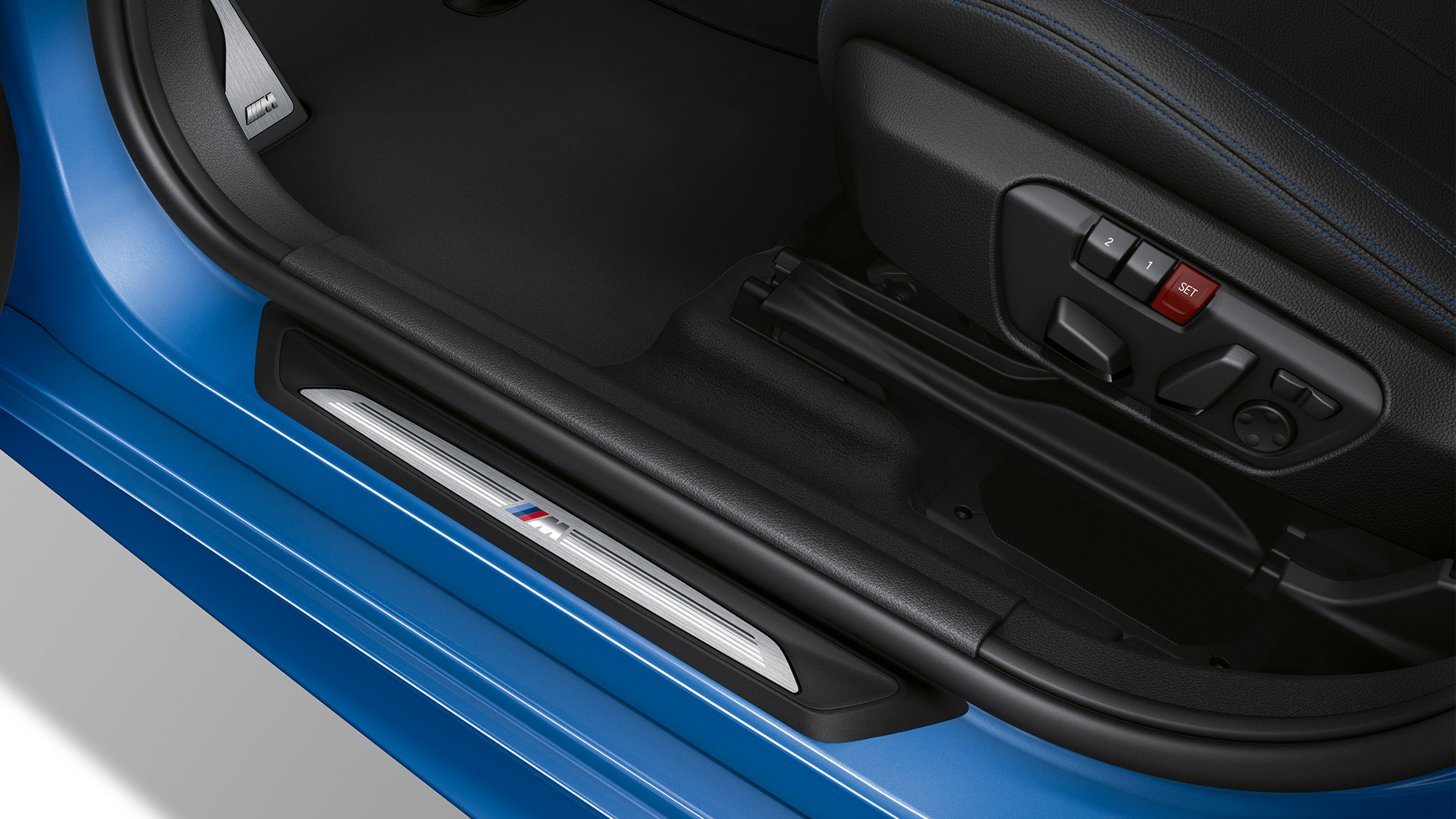 Gazišta pragova vrata BMW-a serije 2 Gran Tourer Model M Sport Detaljan prikaz gazišta pragova vrata BMW-a serije 2 Gran Tourer 220d xDrive Model M Sport F46 2018 Estoril Blue metalik boje